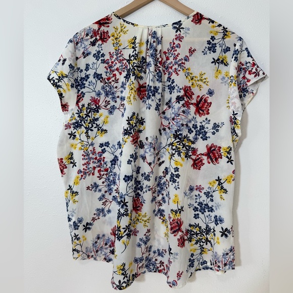 EUC Liz Claiborne Lightweight Floral Blouse in Eggshell - Picture 8 of 16